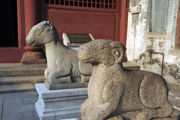 Animal sculptures at the Temple of the Five Immortals