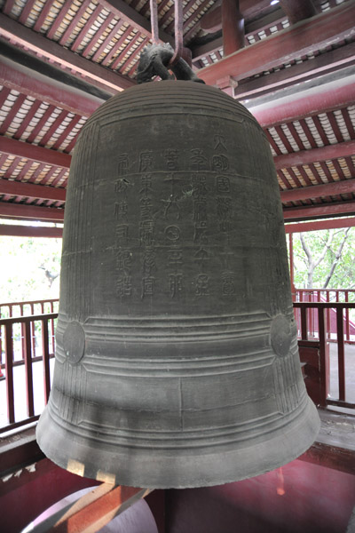 The huge bronze bell of the Five Immortals Temple