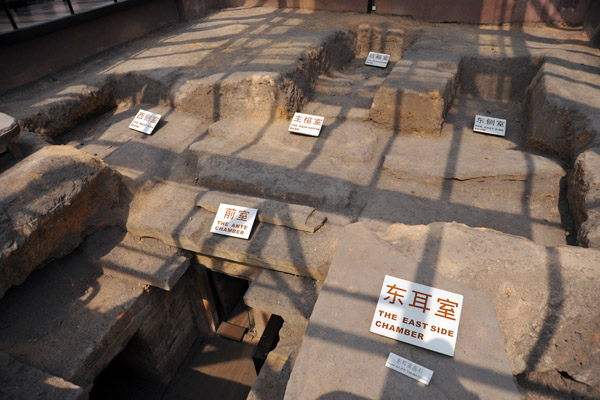 The Coffin Room is behind the Ante Chamber and is flanked by the East and Chambers