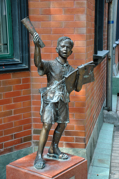 Sculpture of a newspaper boy, Zhongshan Road, Guangzhou