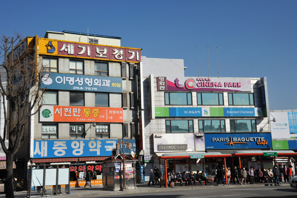The circle around Paldalmun Gate, Suwon