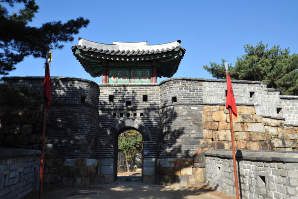 Gate at the top of Paldalsan hill, Hwaesong Fortress 