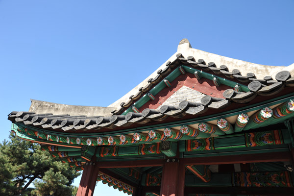 Tiled roof with painted beams, Sonamgangnu - Southwestern Pavilion