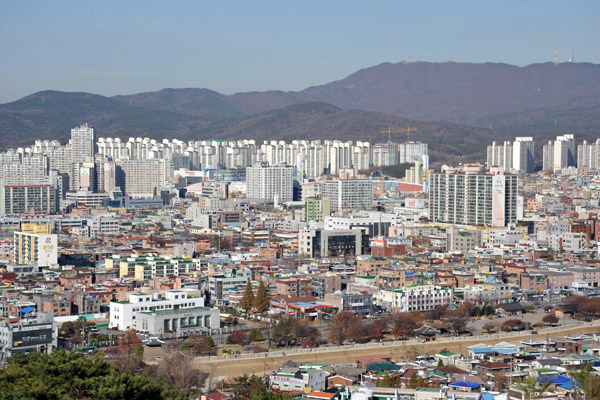 View of Suwon from the summit of Paldalsan Hill