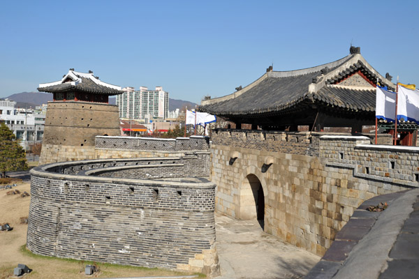 Hwaseomun Gate protected by a semicircular outer defensive wall called an Ongseong (Jar Fortress)