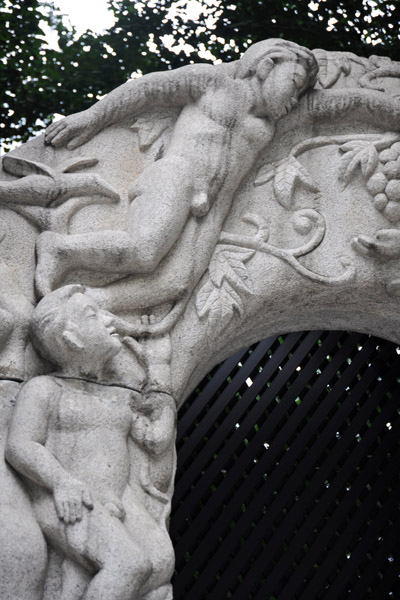 Sculpted arch near Seolleung Station