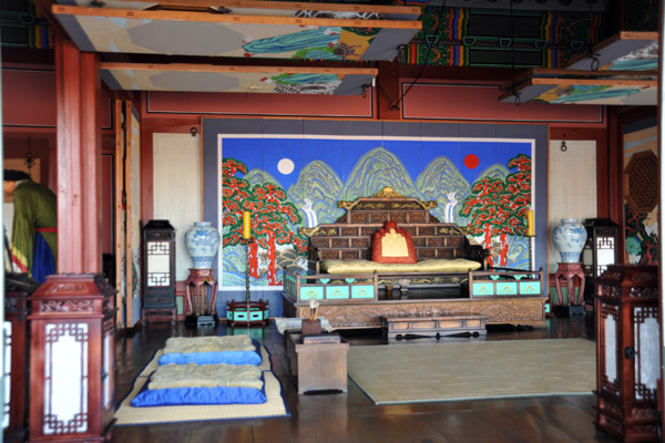 The Irworobongdo screen, the painting of the sun, moon and the five peaks, which is always behind the Choson king's throne