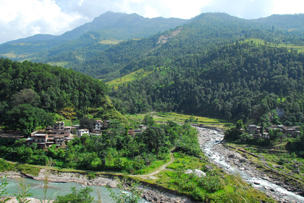 A second river joins the Bhote Kosi 1 km downstream from Barabise