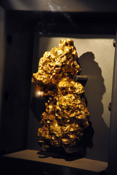 Giant gold nugget - Sovereign Hill 