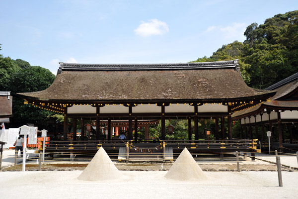 Sai-Den(Geheiden) with the standing cones Tatesuna and Saiden,  Kamigamo-jinja Shrine