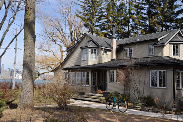 Algonquin Island has a small residential community