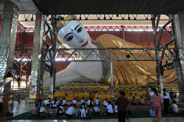 The Chaukhtatgyi Paya is huge, the 3rd largest in Myanmar - 18m high and 66m long