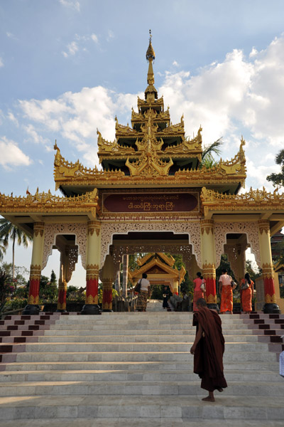 Gate to Ngahtatgyi Paya