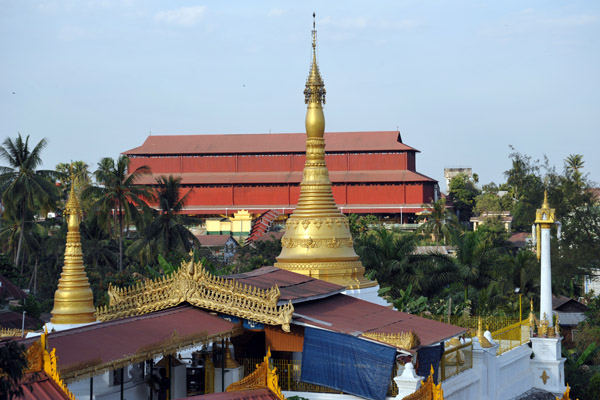 Looking across to the pavilion housing the Reclining Buddha of Chaukhtatgyi Paya