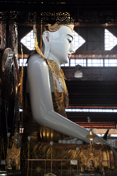 Nga Htat Gyi Paya seated Buddha