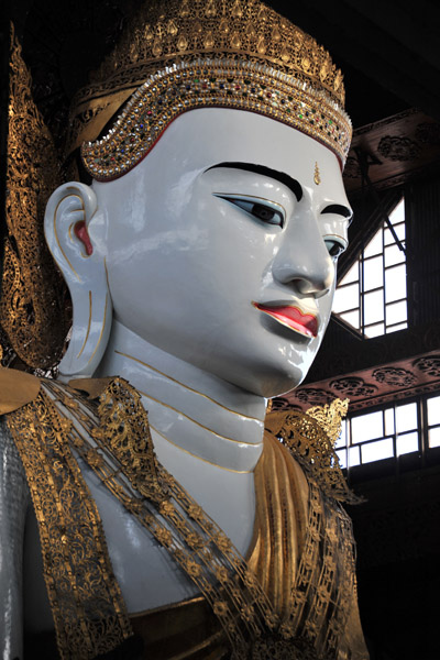 Five-Storey-Buddha in Royal Regalia