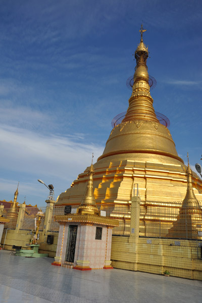 Main zedi (stupa) of Botataung Paya