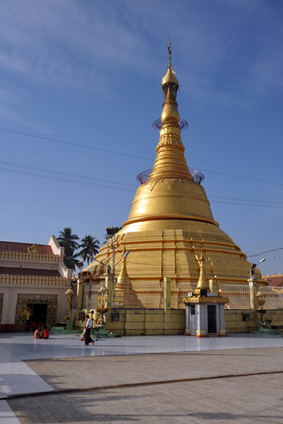 Botataung Paya's main zedi (stupa)