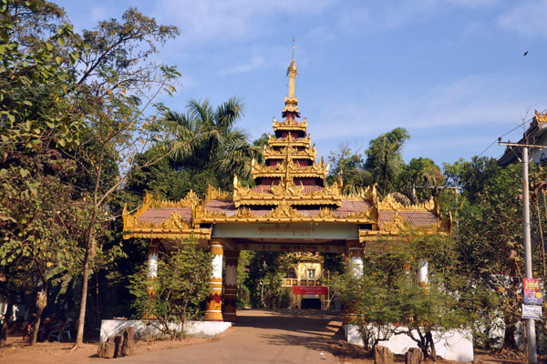 N16 52.672/E096 09.000 - Gate to Nagahlainggu Kalaywatawya Monastic Education Centre