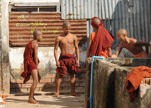 Young monks, Nagahlainggu Kalaywatawya Monastery, Yangon