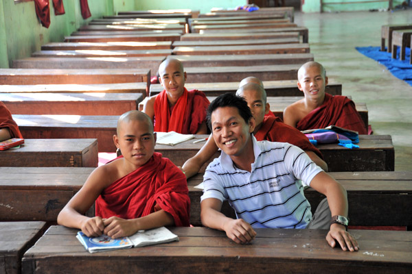 Dennis with Burmese monks at Nagahlainggu Kalaywatawya Monastic Education Centre