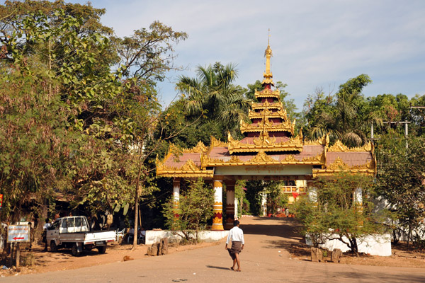 Nagahlainggu Kalaywatawya Monastery gate