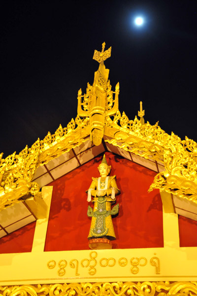 Gable of the entrance to Maya Wizaya Paya with the full moon