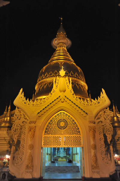 Like Botataung, the stupa of Maya Wizaya Paya can be entered