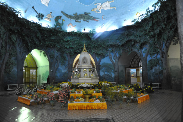 The main stupa chamber of Maya Wizaya Paya, Yangon