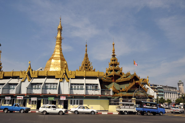 Sule Paya forms a roundabout at the junctions of Sule Pagoda Road and Mahabandoola Road