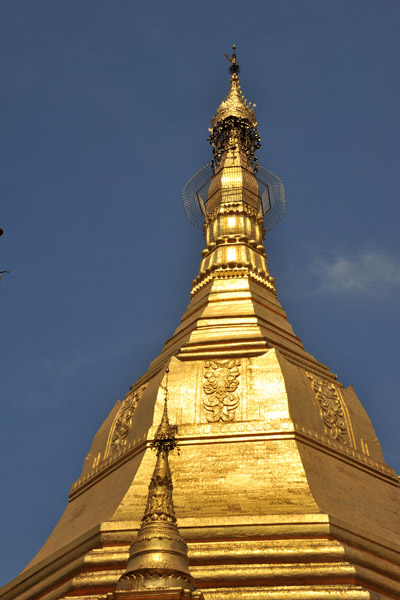 Gold-covered main zedi (stupa) of Sule Paya