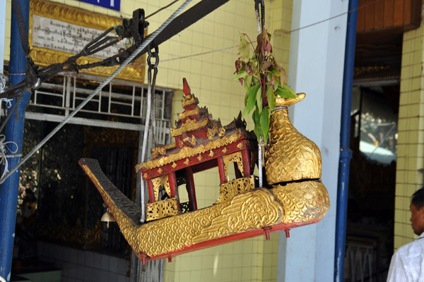 Small cable car to in the form of a royal barge