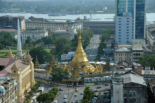 Sule Pagoda sitting in the middle of a traffic circle