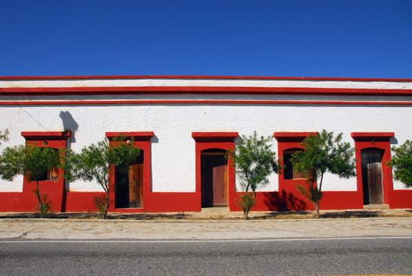 Red and white house, El Triunfo