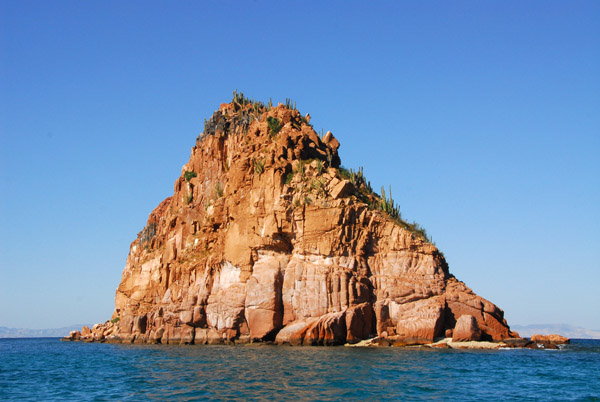 Isla Gallo, a steep rocky island - Archipelago of Espíritu Santo