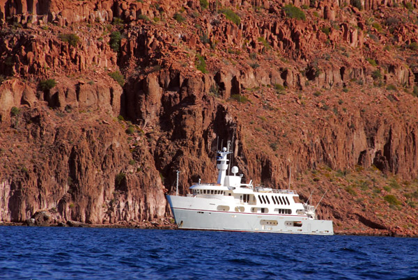 Research vessel off Isla Espíritu Santo