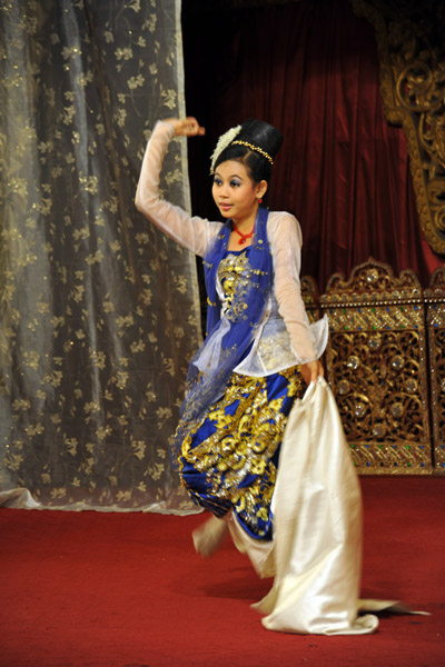 Traditional Burmese dancing, Karaweik Restaurant