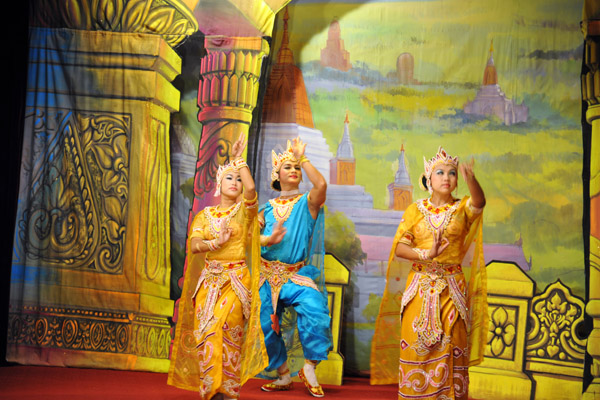 Traditional Burmese dancing, Karaweik Restaurant