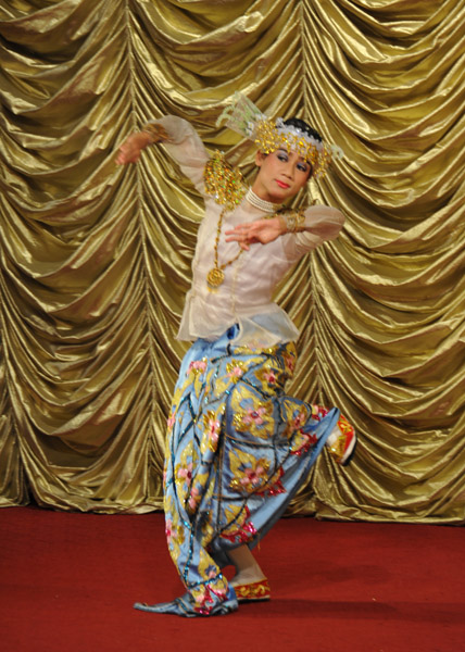 Traditional Burmese dancing, Karaweik Restaurant