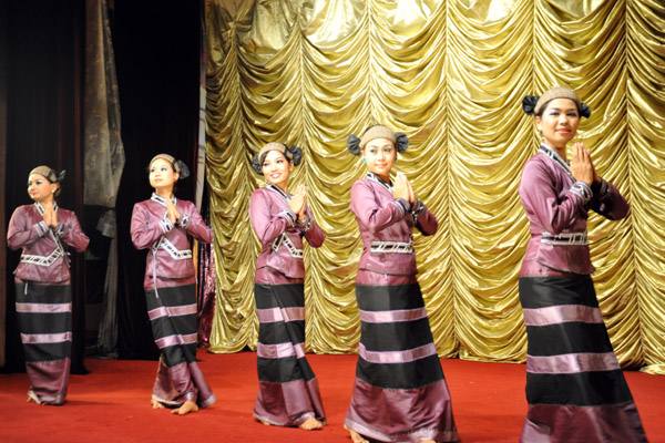 Traditional Burmese dancing, Karaweik Restaurant