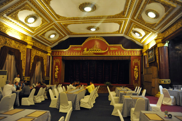 Each of the hulls of the royal barge houses a restaurant and theatre