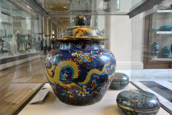 Large imperial jar with domed cover and spherical knob, Ming, 1426-1435