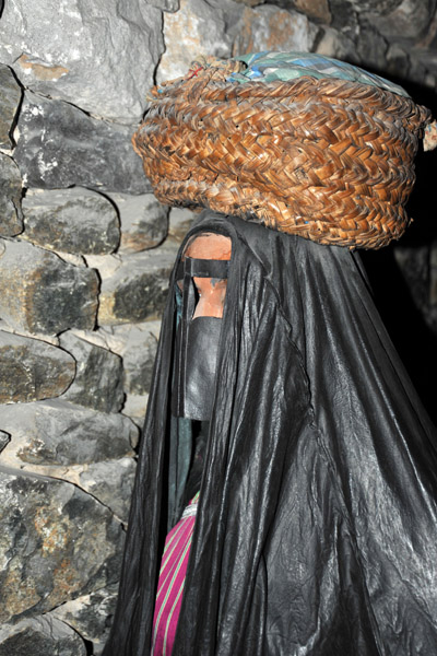 Dubai Museum - woman carrying a basket on her head