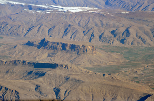 A distinctive plateau northwest of Persepolis - پوزه جیک جیکی