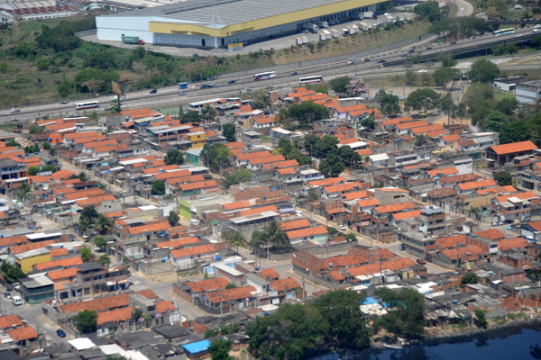 Community along the Linha Vermelha