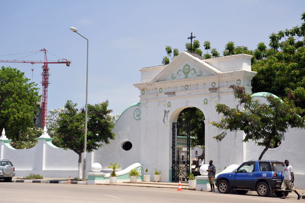 Alto das Cruzes Cemetery, Luanda