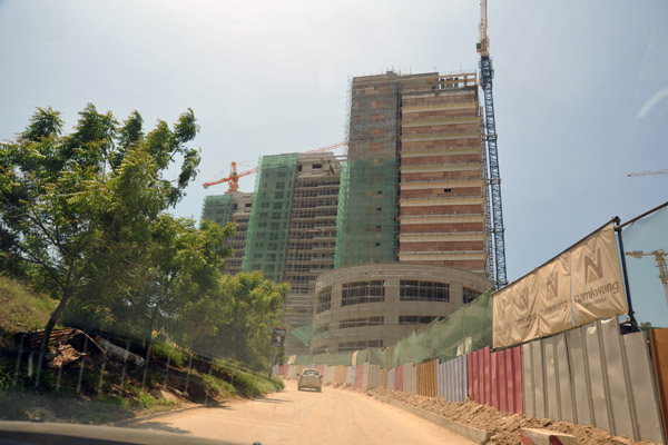 Three Towers under construction between Rua Nasser and Rua Nehru
