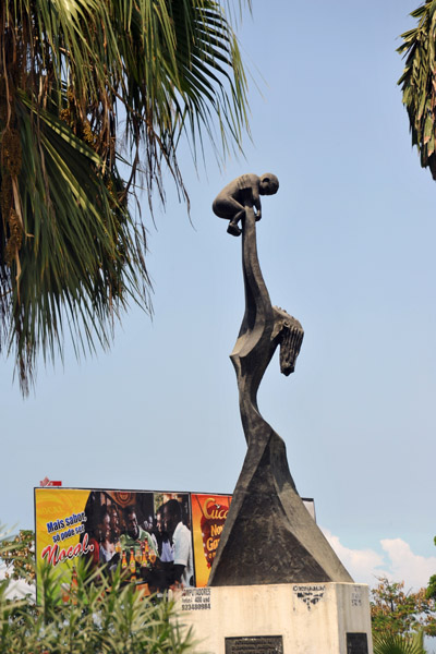 Monument - Woman and Child, Luanda-Miramar