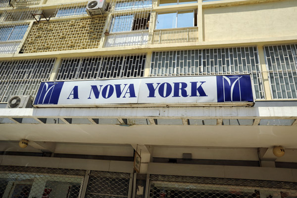 A Nova York, Luanda