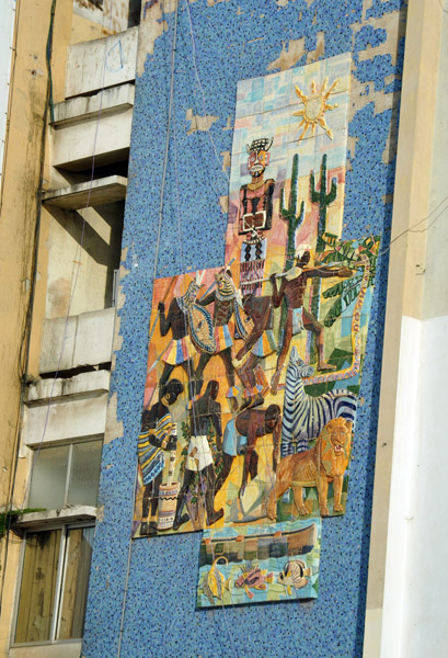 Tile mural on the corner of Av. 4 de Fev. & Rua Luis Mota Feo
